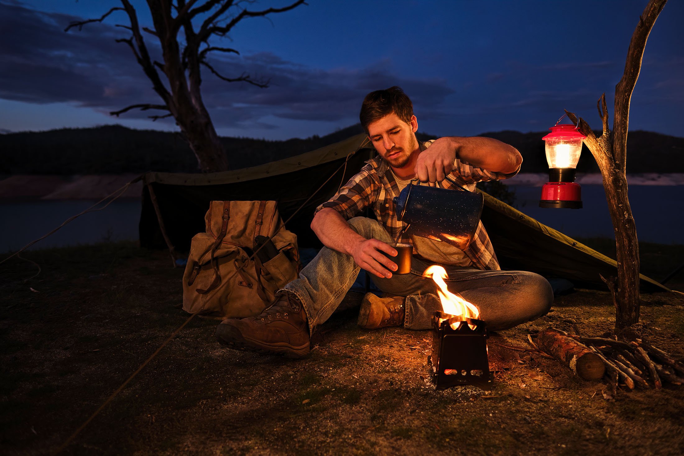 Camping men. Icon man Camp. Man with Campfire PNG.